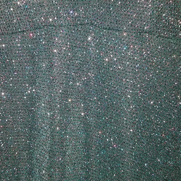 Beautiful glittery dress with a high slit - Picture 2 of 3